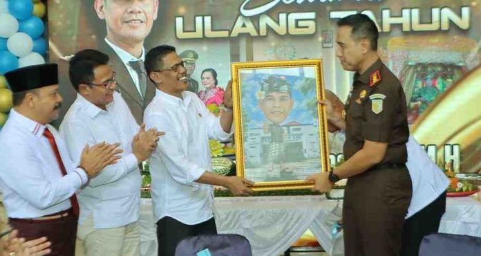 Pimpinan DPRD Ucapkan Selamat Ultah ke 50 ke Kajari Batam I Wayan Wiradarma Pimpinan DPRD Ucapkan Selamat Ultah ke 50 ke Kajari Batam I Wayan Wiradarma