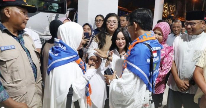 Plh Wali Kota Batam Li Claudia Lepas Keberangkatan Jemaah Calon Haji Kloter 25