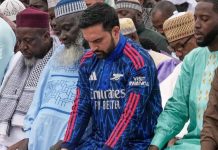 Video Wali Kota Zohran Mamdani Pakai Thobe Arsenal Saat Sholat Iduladha di New York Politikus muda Amerika Serikat, Zohran Mamdani, mencuri perhatian publik usai tampil unik mengenakan busana bernuansa Arsenal saat perayaan dan sholat Iduladha