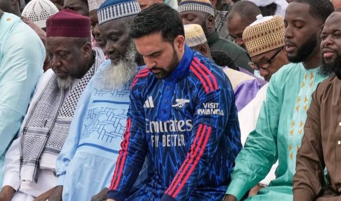 Politikus muda Amerika Serikat, Zohran Mamdani, mencuri perhatian publik usai tampil unik mengenakan busana bernuansa Arsenal saat perayaan dan sholat Iduladha