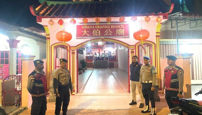 Polsek Belakang Padang Laksanakan Pengamanan Ibadah Waisak 2570 BE di Vihara Dharma Bakti