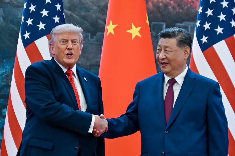 Presiden China xi Jinping dan Presiden AS Donald Trump berjabat tangan