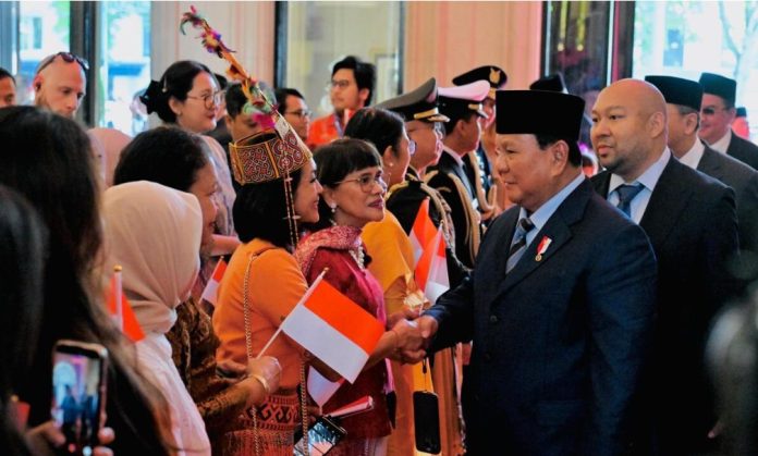 Ratusan warga negara Indonesia (WNI) telah menanti kedatangan Presiden Prabowo Subianto di Paris dengan penuh antusias