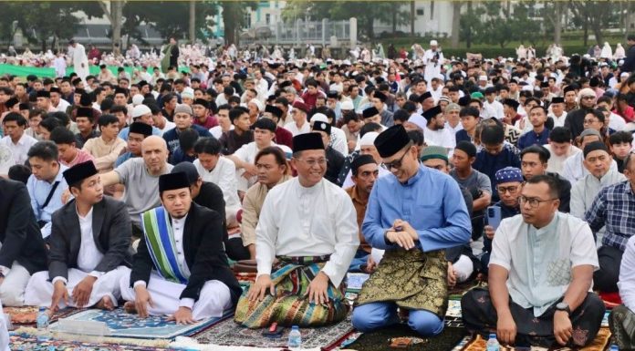 Salat Iduladha di Engku Putri Batam, Sekda Firmansyah Ajak Warga Perkuat Kepedulian Sosial Salat Iduladha di Engku Putri Batam, Sekda Firmansyah Ajak Warga Perkuat Kepedulian Sosial