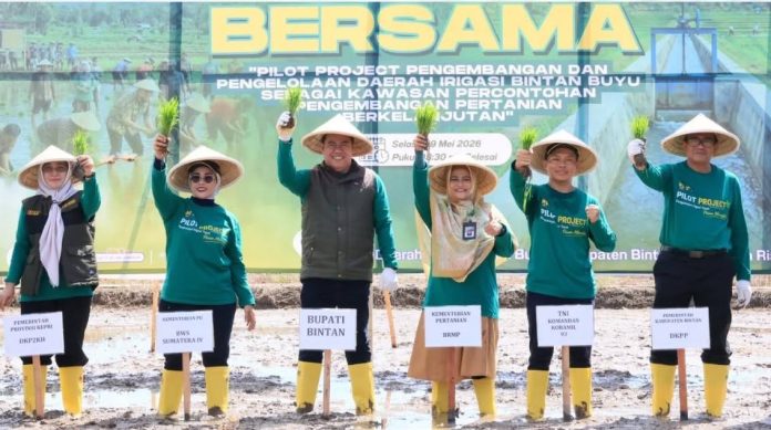 Sekda Ronny Kartika Pimpin Tanam Bersama, Optimistis Pertanian Bintan Kian Maju