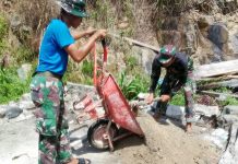 Semangat Goro TMMD ke-128, Personil Kodim Natuna dan Warga Bangun MCK di Anambas Semangat Goro TMMD ke-128, Personil Kodim Natuna dan Warga Bangun MCK di Anambas