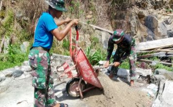 Semangat Goro TMMD ke-128, Personil Kodim Natuna dan Warga Bangun MCK di Anambas Semangat Goro TMMD ke-128, Personil Kodim Natuna dan Warga Bangun MCK di Anambas