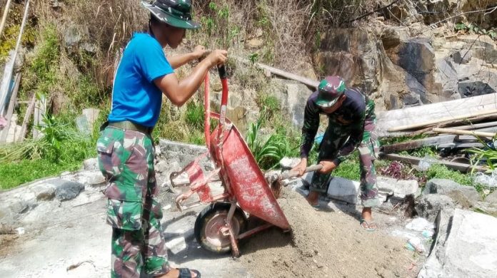 Semangat Goro TMMD ke-128, Personil Kodim Natuna dan Warga Bangun MCK di Anambas