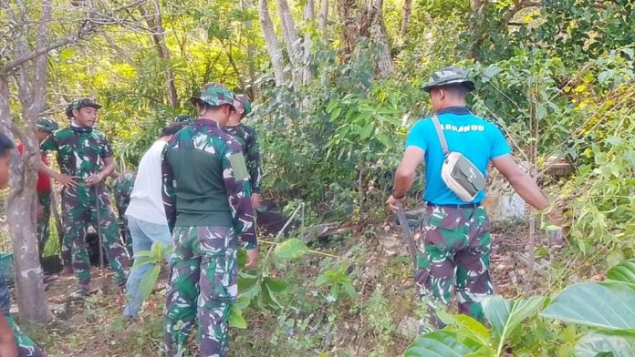 Semangat Personil Kodim Natuna dan Masyarakat Buka Jalan Baru di TMMD ke-128 Anambas