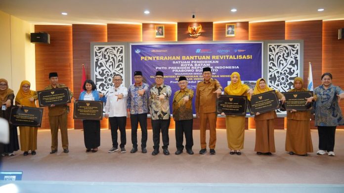 Wagub Nyanyang Saksikan Menteri Pendidikan Abdul Muti Serahkan Bantuan ke SMAN 1 Batam