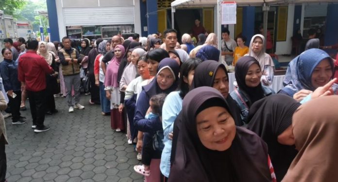 Wakil Wali Kota Tanjungpinang meninjau langsung pelaksanaan operasi pasar murah Wakil Wali Kota Tanjungpinang meninjau langsung pelaksanaan operasi pasar murah.
