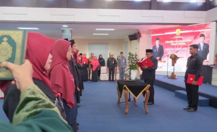 Wali Kota Lis Darmansyah Lantik 6 PNS dan Pejabat Fungsional