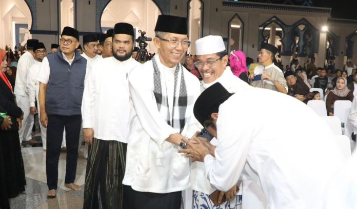 Amsakar Getarkan Hati Ribuan Jemaah Lewat Puisi Jabal Uhud di Peringatan Tahun Baru Islam 1448 H Amsakar Getarkan Hati Ribuan Jemaah Lewat Puisi "Jabal Uhud" di Peringatan Tahun Baru Islam 1448 H