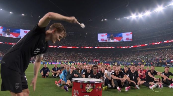 Fenomena "Viking Row" atau gerakan mendayung khas suporter Norwegia juga kembali viral.