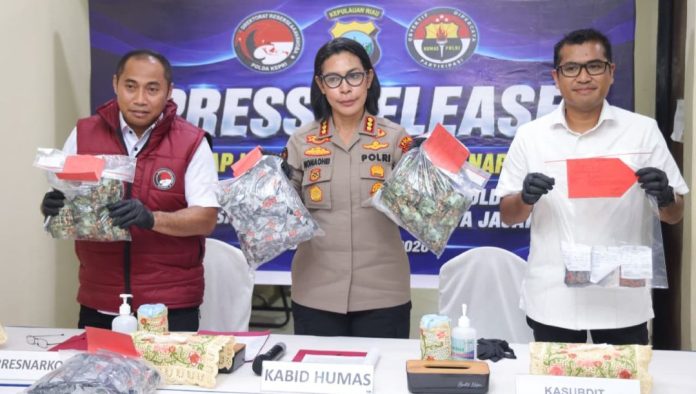 Bongkar 10 Kasus Narkotika dengan 13 Tersangka dan Sita Ribuan Cartridge Vape Etomidate Ditresnarkoba Polda Kepri Bongkar 10 Kasus Narkotika dengan 13 Tersangka dan Sita Ribuan Cartridge Vape Etomidate