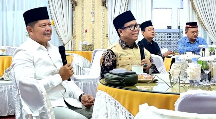 Bupati Welly Sapa Jemaah Haji Pasaman dan Sampaikan Duka Atas Wafatnya Dua Jemaah Bupati Welly Sapa Jemaah Haji Pasaman dan Sampaikan Duka Atas Wafatnya Dua Jemaah