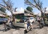 Cegah Pohon Tumbang, Polisi Patroli di Jalan MT Haryono Tanjungpinang Cegah Pohon Tumbang di Tanjungpinang