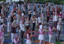 HARRIS Hotels Batam Ajak Ratusan Peserta Rayakan Hari Yoga Internasional 2026 di Sport Hall Kampus UIB