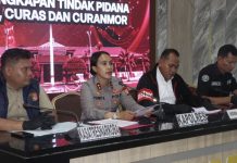 Polres Karimun Ungkap 3 Kasus Pencurian dan Gagalkan Peredaran Sabu Jaringan Internasional Polres Karimun menggelar konferensi pers terkait pengungkapan sejumlah kasus tindak pidana