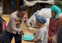 IPDA Zulhamsyah Tetap Bagi Makanan Lewat Razia Perut Lapar di Tanjungpinang IPDA Zulhamsyah Tetap Bagi Makanan Lewat "Razia Perut Lapar" di Tanjungpinang