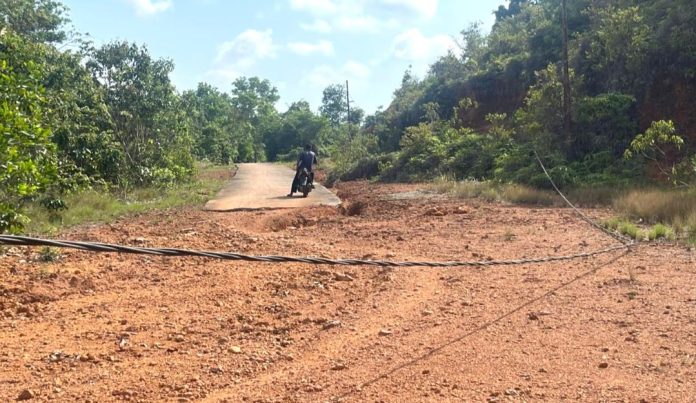 Kabel PLN di Bintan Pesisir Dibiarkan Tergeletak di Tanah Selama Dua Tahun Membahayakan Warga, Kabel PLN di Bintan Pesisir Dibiarkan Tergeletak di Tanah Selama Dua Tahun