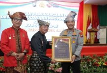 Kapolda Irjen Pol Asep Safrudin Terima Penghargaan “Sekalung Budi” dari Dewan Kebudayaan Provinsi Kepri Kapolda Irjen Pol Asep Safrudin Terima Penghargaan "Sekalung Budi" dari Dewan Kebudayaan Provinsi Kepri
