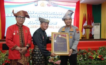Kapolda Irjen Pol Asep Safrudin Terima Penghargaan “Sekalung Budi” dari Dewan Kebudayaan Provinsi Kepri Kapolda Irjen Pol Asep Safrudin Terima Penghargaan "Sekalung Budi" dari Dewan Kebudayaan Provinsi Kepri
