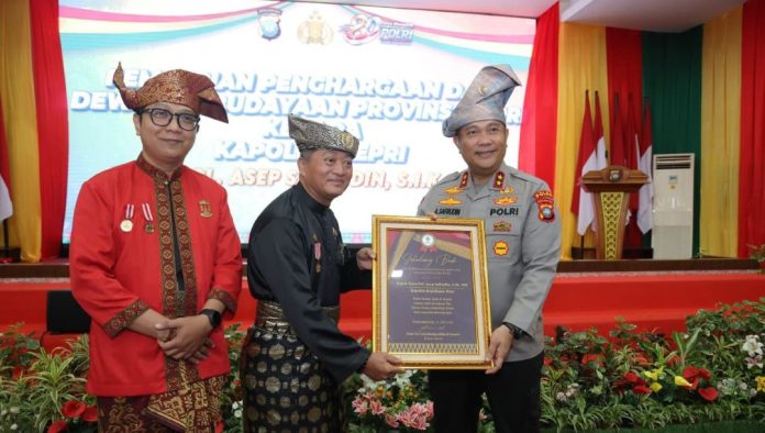 Kapolda Irjen Pol Asep Safrudin Terima Penghargaan "Sekalung Budi" dari Dewan Kebudayaan Provinsi Kepri