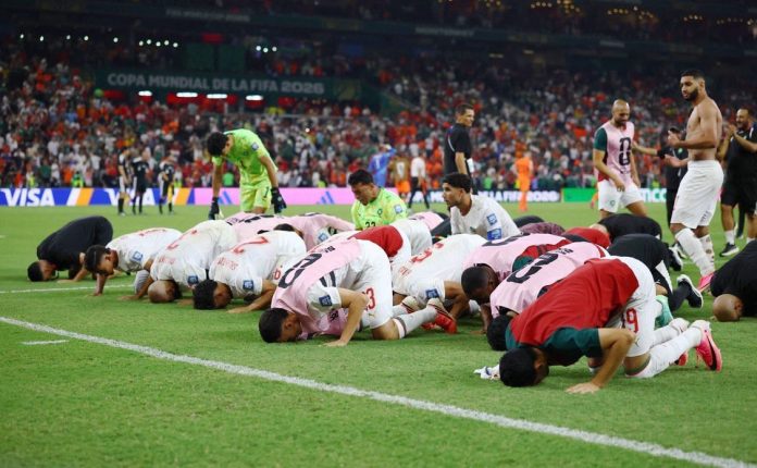 Maroko Sujud Syukur setelah Menang Penalti dari Belanda