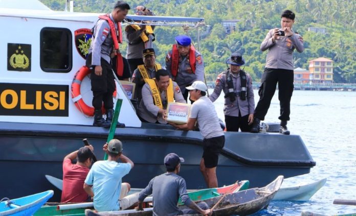Polres Anambas Salurkan Bansos untuk Nelayan di Desa Sri Tanjung Sambut HUT Bhayangkara ke-80