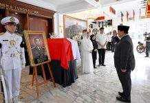 Presiden Prabowo Beri Penghormatan Terakhir ke Alm Jenderal TNI (Purn) Ryamizard Ryacudu Presiden Prabowo Beri Penghormatan Terakhir kepada Almarhum Jenderal TNI (Purn) Ryamizard Ryacudu