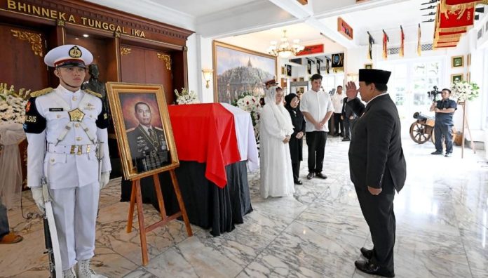 Presiden Prabowo Beri Penghormatan Terakhir kepada Almarhum Jenderal TNI Ryamizard Ryacudu Presiden Prabowo Beri Penghormatan Terakhir kepada Almarhum Jenderal TNI (Purn) Ryamizard Ryacudu
