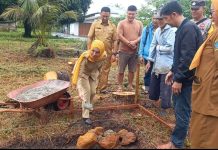 Camat Teluk Sebong dan PWI Bintan Letakkan Batu Pertama Rumah Bedah Milik Kakek Liem Keng Rumah kakek Liem Keng di di Desa Sebong Lagoi, Kecamatan Teluk Sebong, Kabupaten Bintan, sudah tidak layak huni saat ini mulai dibedah