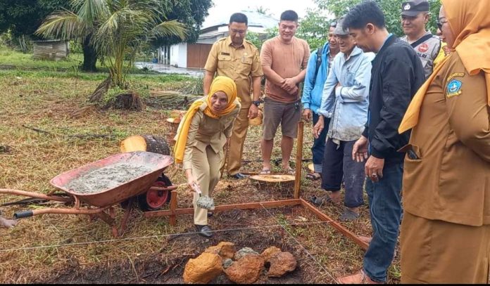 Rumah kakek Liem Keng di di Desa Sebong Lagoi, Kecamatan Teluk Sebong, Kabupaten Bintan, sudah tidak layak huni saat ini mulai dibedah
