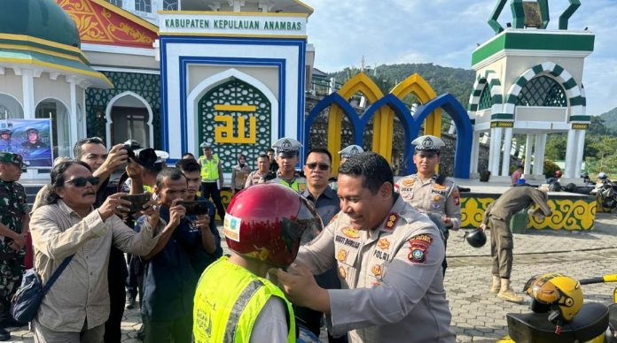 Sambut HUT Bhayangkara ke-80, Polres Anambas dan Pemda Bersinergi Bagi Helm Gratis