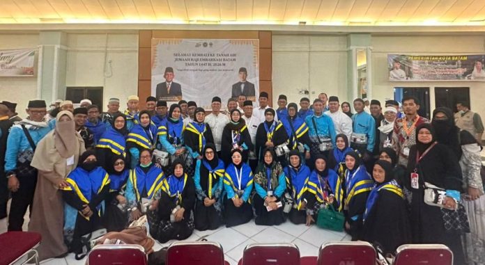 Suasana Haru dan Bahagia Bupati Aneng Sambut Kepulangan Jemaah Haji Anambas 2026 di Batam