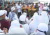Suasana Haru dan Syukur Warnai Wabup Raja Bayu Sambut Kepulangan Jamaah Haji Anambas Suasana Haru dan Syukur Warnai Wabup Raja Bayu Sambut Kepulangan Jamaah Haji Anambas