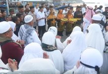 Suasana Haru dan Syukur Warnai Wabup Raja Bayu Sambut Kepulangan Jamaah Haji Anambas Suasana Haru dan Syukur Warnai Wabup Raja Bayu Sambut Kepulangan Jamaah Haji Anambas