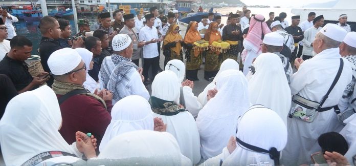Suasana Haru dan Syukur Warnai Wabup Raja Bayu Sambut Kepulangan Jamaah Haji Anambas
