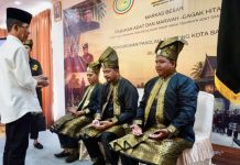 Amsakar Lantik Panglima Sambang Kota Batam dan Ajak Organisasi Adat Perkuat Persatuan Amsakar Lantik Panglima Sambang Kota Batam dan Ajak Organisasi Adat Perkuat Persatuan