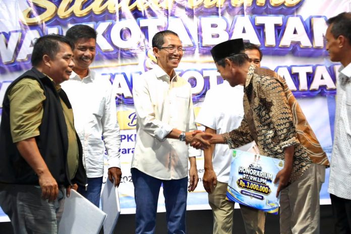 Amsakar-Li Claudia dan Warga Nongsa Amsakar-Li Claudia dan Warga Nongsa