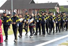 Atlet POPDA Bintan Tampil Semangat Saat Defile Kontingen di Coastal Area Karimun Atlet POPDA Bintan