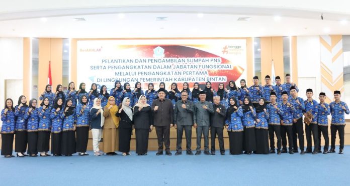 Bupati Bintan Roby Kurniawan melantik dan mengambil sumpah 40 Pegawai Negeri Sipil.