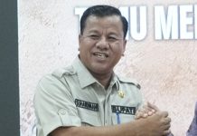 Bupati Kuansing Suhardiman Amby dan Sekda Zulkarnaen Menyerahkan Diri ke KPK Bupati Kuansing Suhardiman Amby