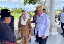 Bupati Cen Sui Lan Sambut Dua Jenderal Bintang Empat di Natuna, Perkuat Kedaulatan Maritim Bupati Natuan Cen Sui Lan menyambut langsung kedatangan dua perwira tinggi bintang empat di Pulau Natuna
