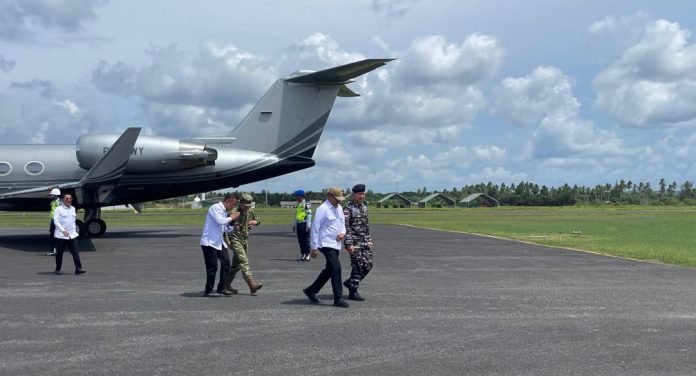 Pesawat Gulfstream IV/SP PK-TWY yang membawa rombongan menyentuh landasan Baseops Lanud Raden Sadjad, Ranai