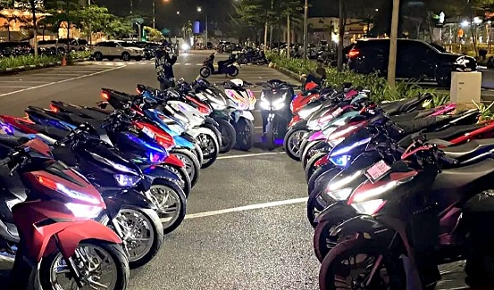 Vario Street Nation Satukan 55 Bikers Honda Vario Lewat Riding Malam di Batam Vario Street Nation Satukan 55 Bikers Honda Vario Lewat Riding Malam di Batam