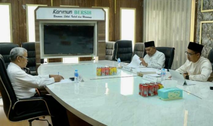 Bupati Karimun Iskandarsyah resmi menunjuk Sularno sebagai Penjabat (Pj) Sekretaris Daerah Bupati Karimun Iskandarsyah resmi menunjuk Sularno sebagai Penjabat (Pj) Sekretaris Daerah