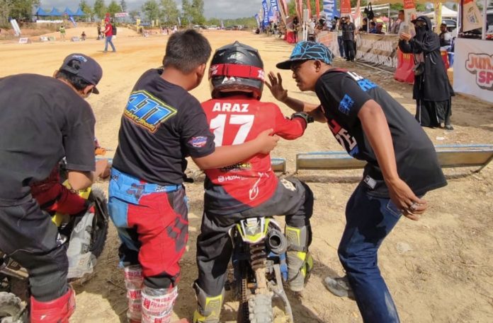 Latihan rutin MiniMoto yang digelar keluarga besar Sirkuit NP Family 757 di Coastal Area, Kabupaten Karimun