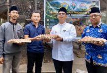 Bupati Karimun Dorong SPPG Belanja Bahan MBG dari Bumdes, Perkuat Produk Ekonomi Desa Bupati Karimun Iskandarsyah mendorong SPPG menyerap bahan baku Makan Bergizi Gratis (MBG)